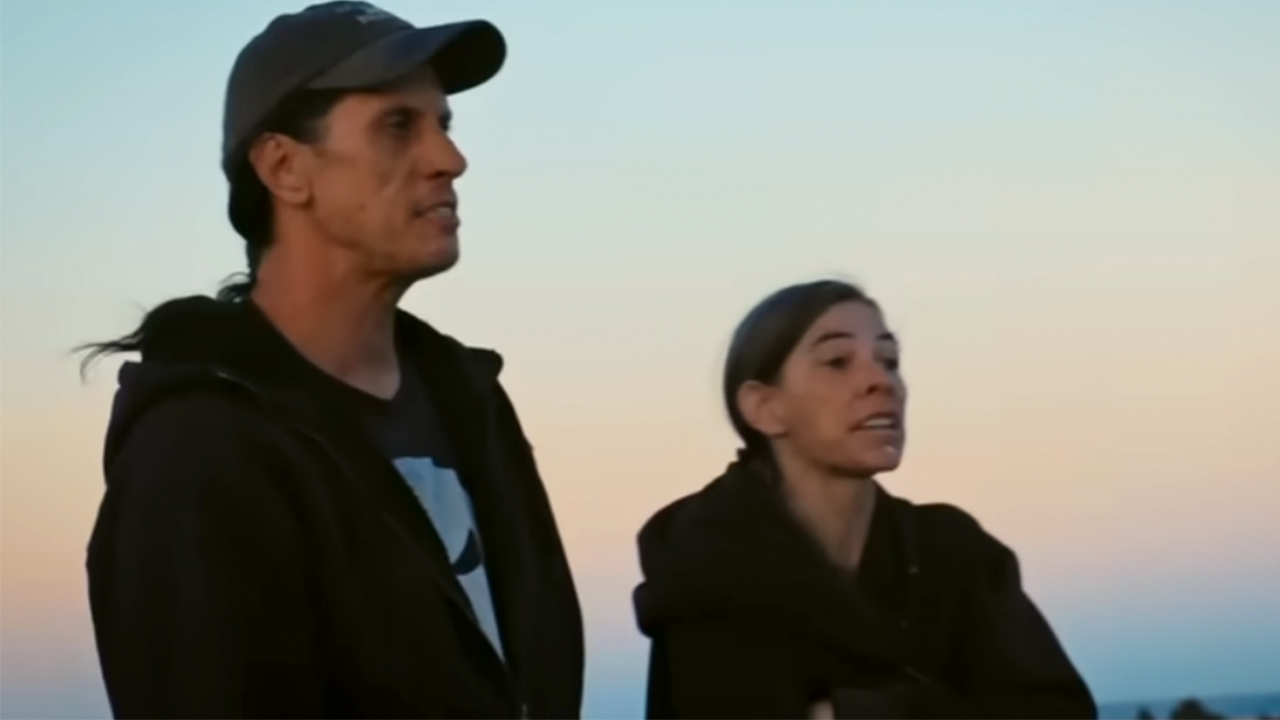 ネイバーズで動揺した様子の男性と女性。