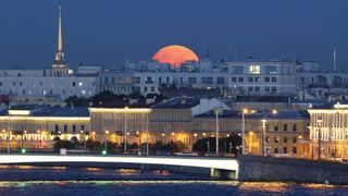 Полная луна восходит над Санкт-Петербургом, Россия, 21 августа 2021 года.