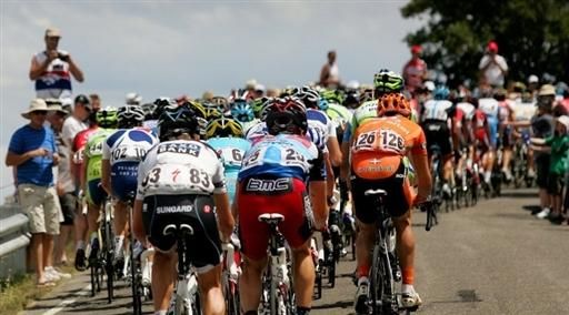 The peloton climbs a hill on stage three of TDU.