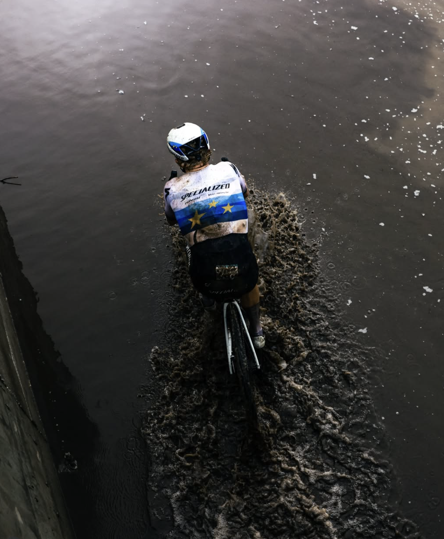 Mads Wurtz Schmidt rides through a water crossing at Unbound Gravel 2026 