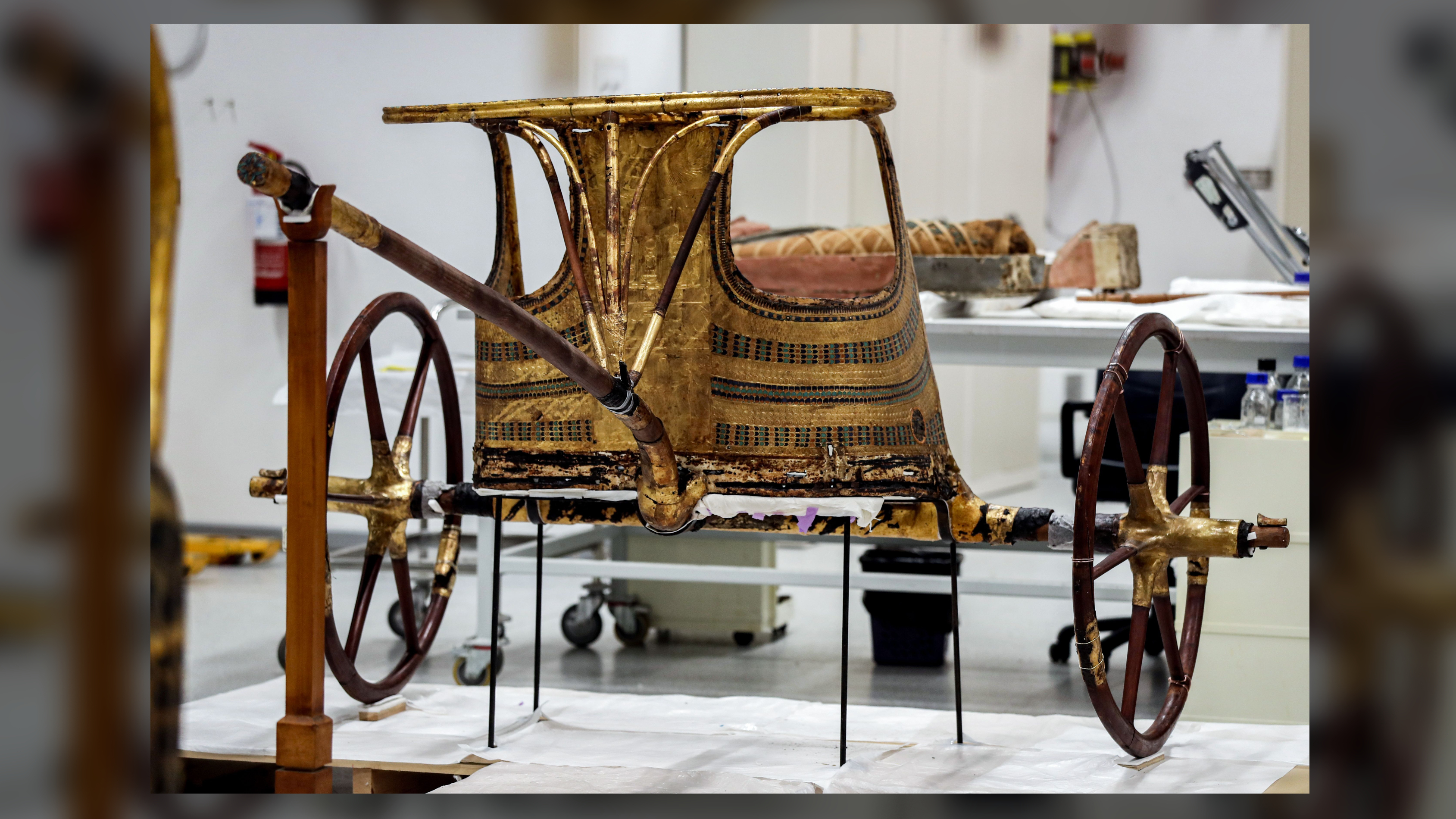 العربة الذهبية التي عثر عليها في مقبرة الملك توت عنخ آمون.  في هذه الصورة لعام 2019 ، تنتظر المركبة ترميمها في المتحف المصري الكبير بالجيزة.