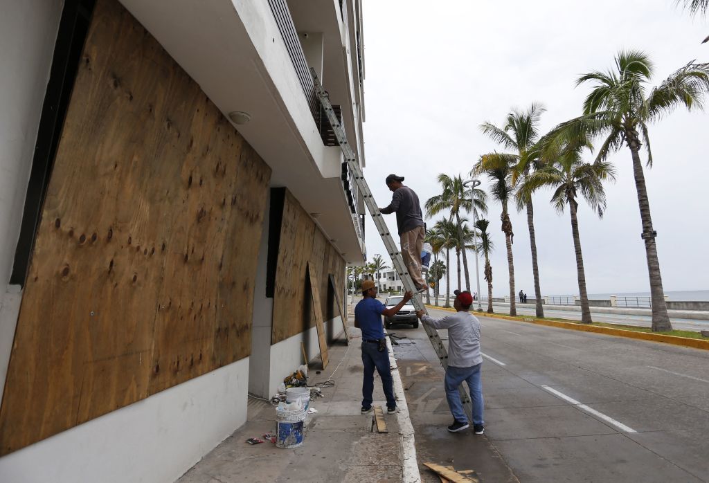 Workers preparing for Hurricane Orlene