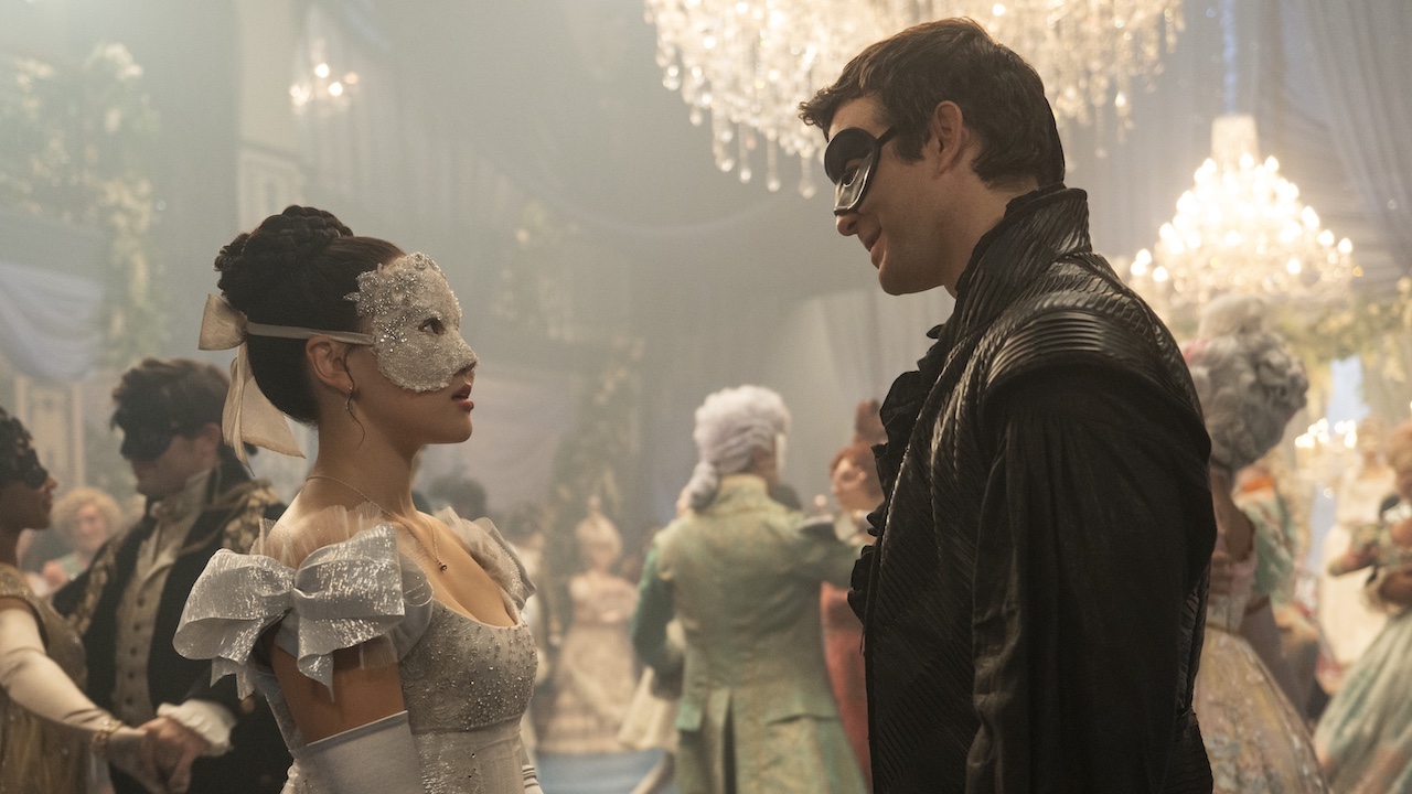 Yerin Ha and Luke Thompson as Sophie and Benedict at the masquerade ball in Bridgerton Season 4