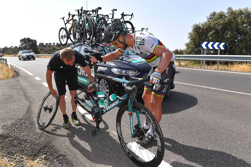 Peter Sagan gets a new rear wheel during stage 9 at the Vuleta