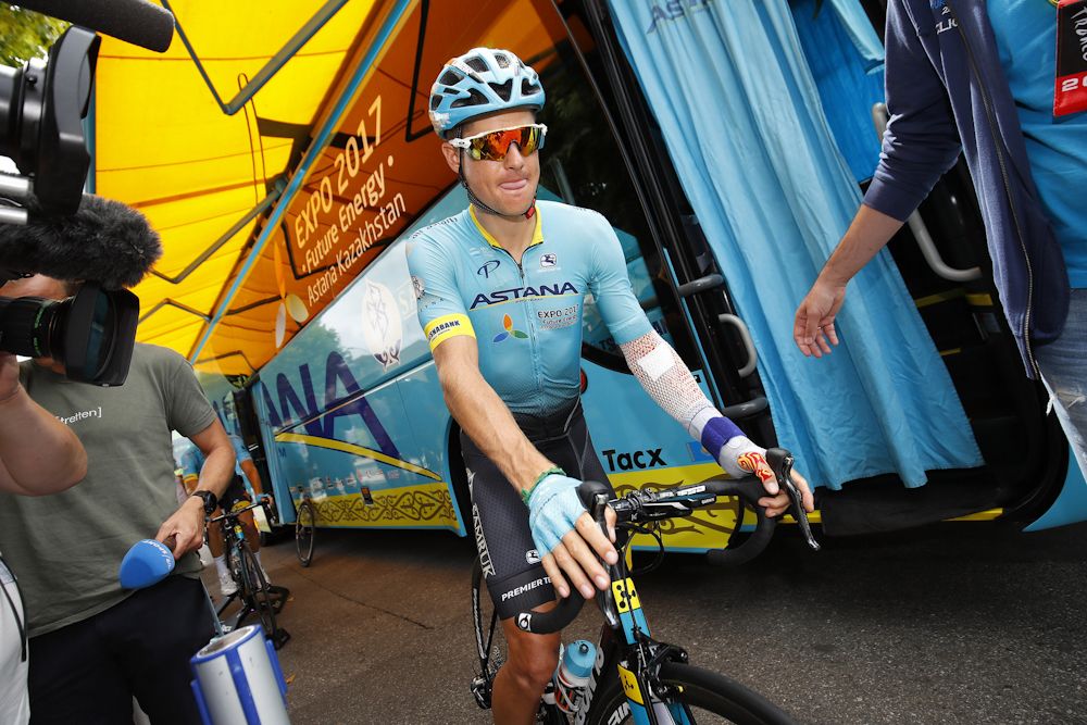 Jakob Fuglsang eventually gave in to his injuries and abandoned the race