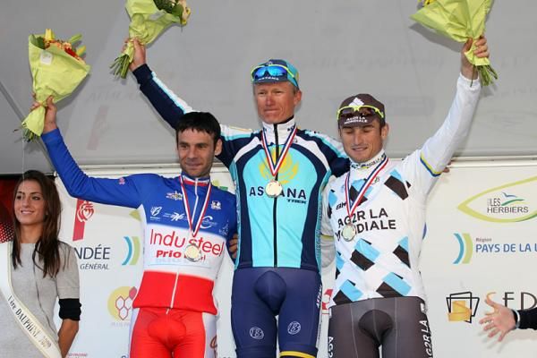 The elite men's podium (l-r): Jean-Christophe Peraud, 2nd; Alexandre Vinokourov (Astana), 1st; Yuriy Krivtsov (AG2R La Mondiale), 3d.