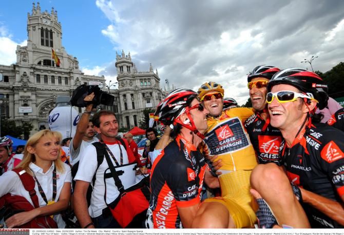 Alejandro Valverde and his teamamtes in 2009, the last year the leader's jersey was gold