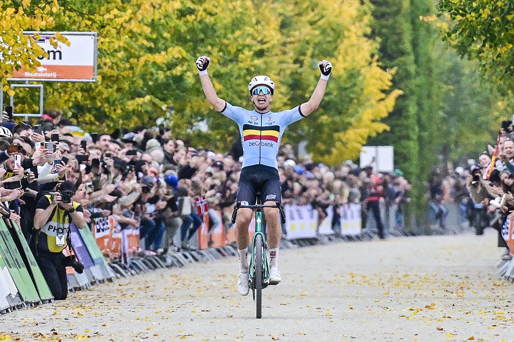  Florian Vermeersch (Belgium) wins the 2025 UCI World Gravel Championships, in Maastricht, The Netherlands. (Photo by DIRK WAEM/BELGA MAG/AFP via Getty Images)