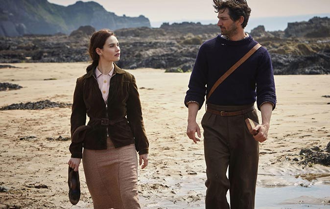 MFRC28 THE GUERNSEY LITERARY AND POTATO PEEL PIE SOCIETY (2018) LILY JAMES MICHIEL HUISMAN MIKE NEWELL (DIR) STUDIOCANAL/MOVIESTORE COLLECTION LTD