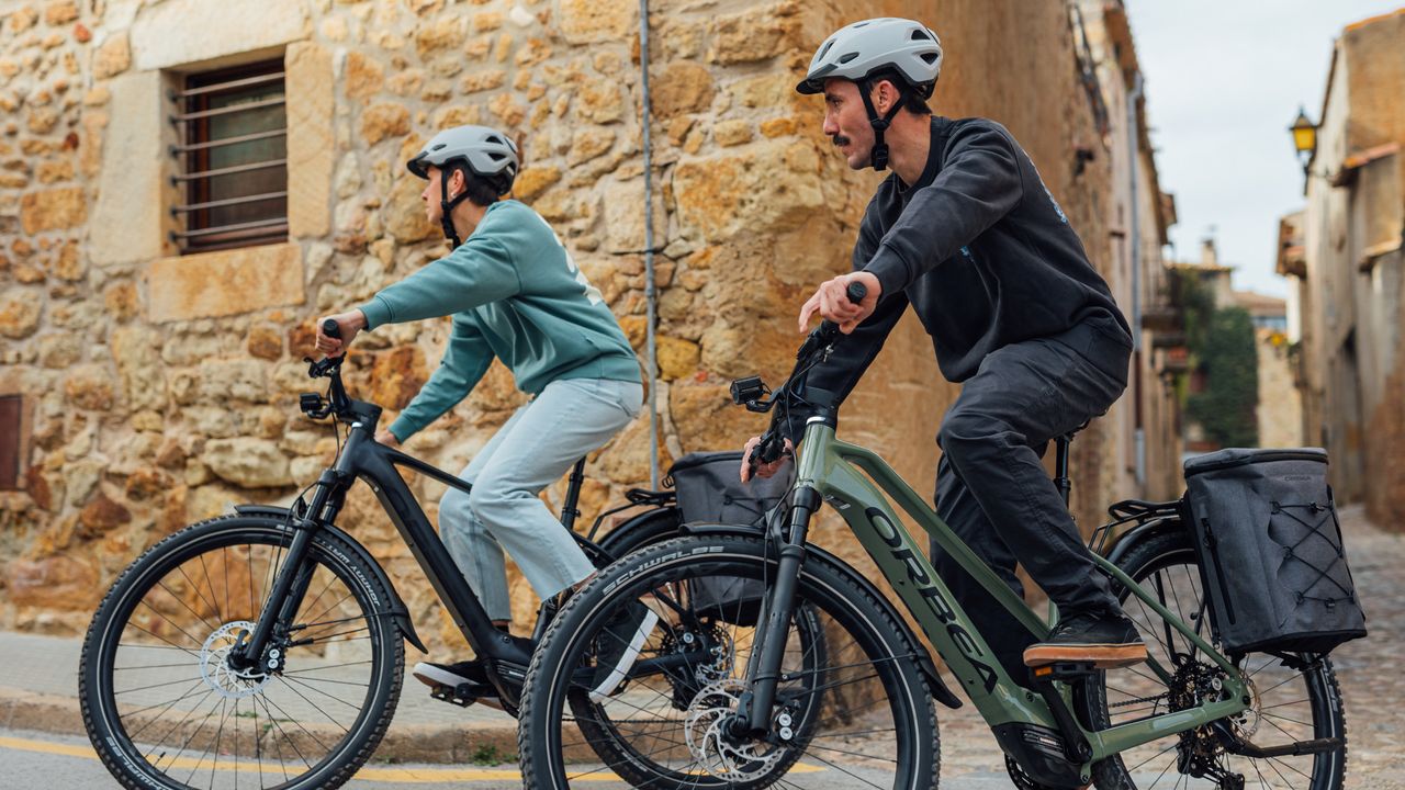 Image shows riders on the Orbea Kemen.