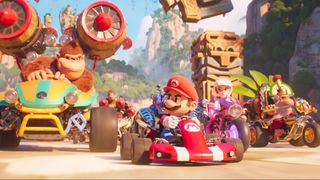 Mario, Peach, Donkey Kong und Kranky Kong fahren ihre Karts im Super Mario Bros. Film