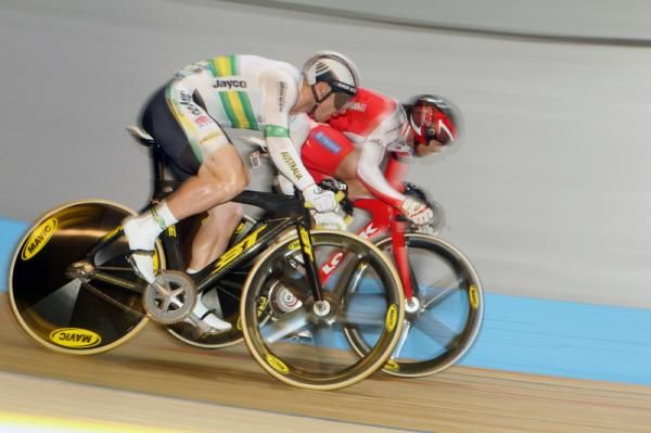Shane Perkins (Aus) on his way over the top to win his Keirin repechage heat.