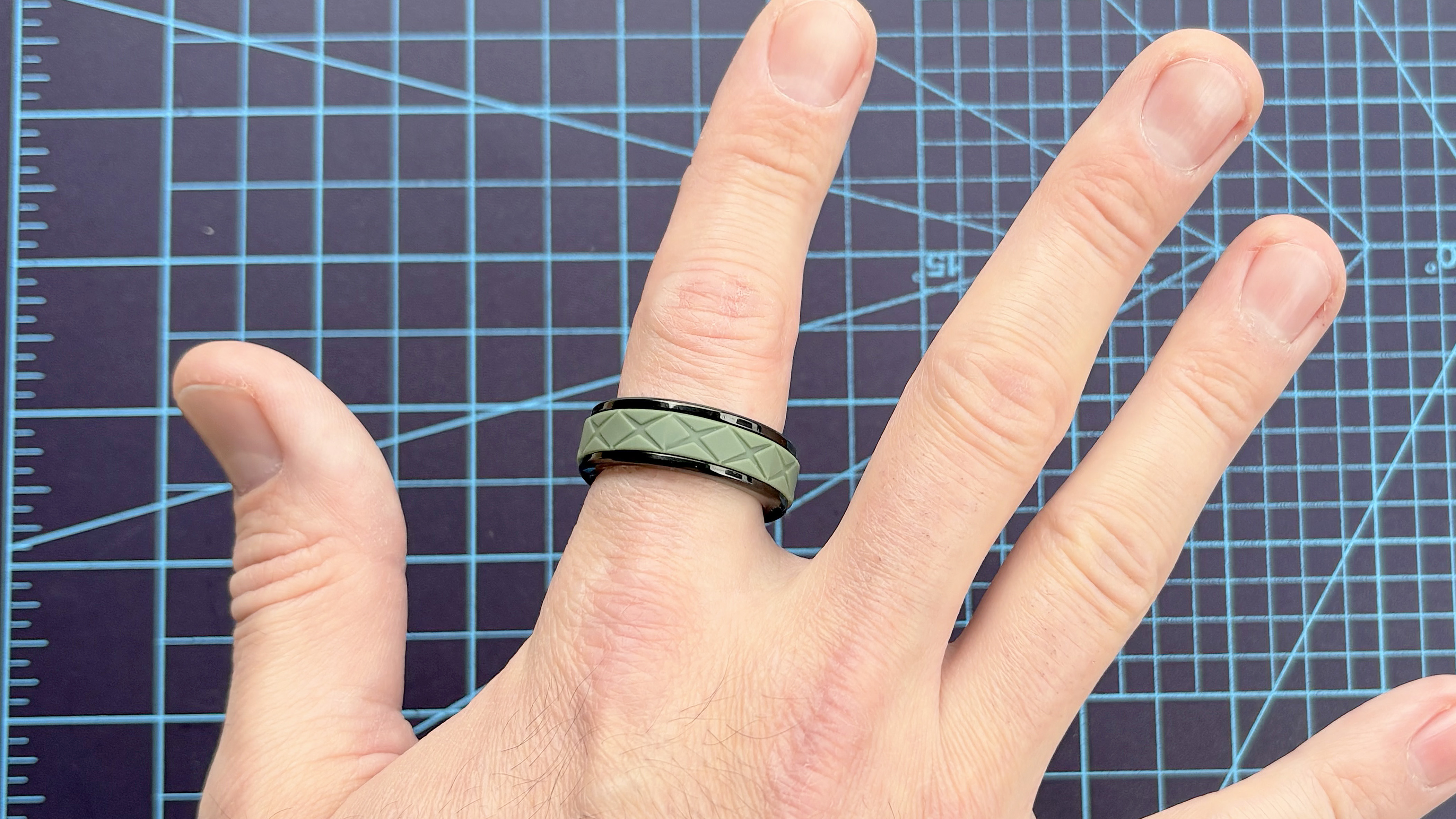 Close-up of the Cudis Sporty smart ring with swappable colored exterior