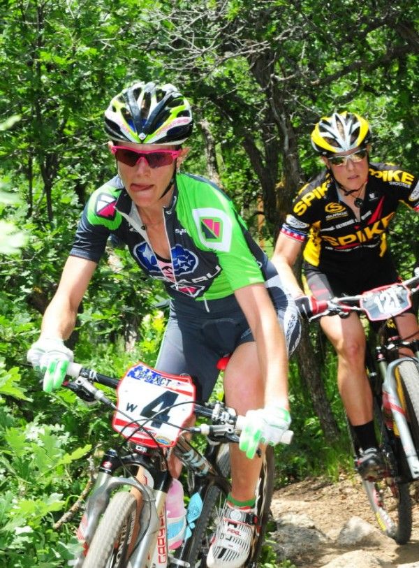 Heather Irmiger (Gary Fisher/Subaru) chase Catherin Pendrel (Luna)