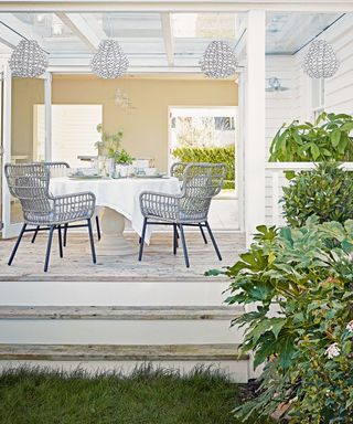 Spring porch ideas with paper lanterns