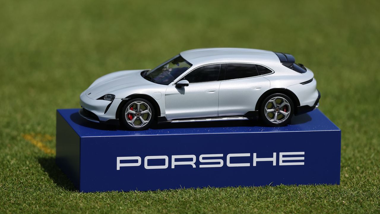 A Porsche tee marker