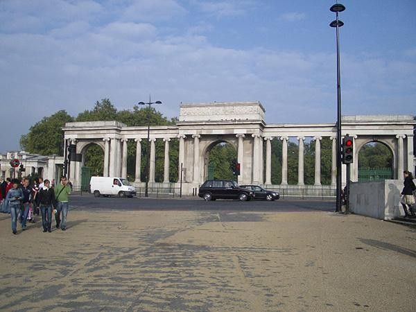 The grand entrance to Hyde Park the course goes in through one side and out through the other!