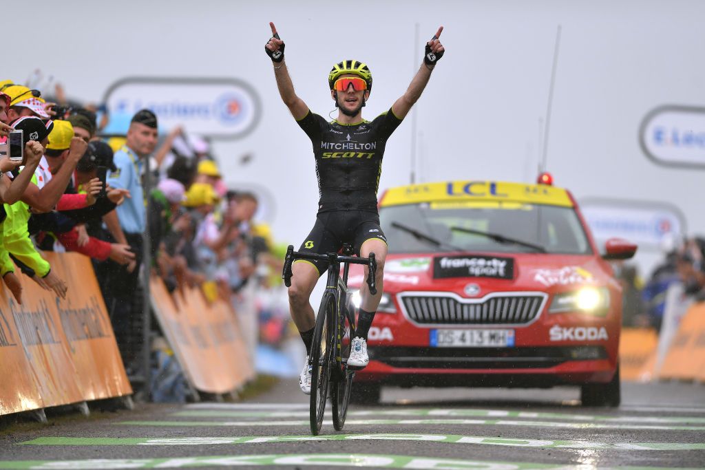 Simon Yates wins in Prat d'Albis