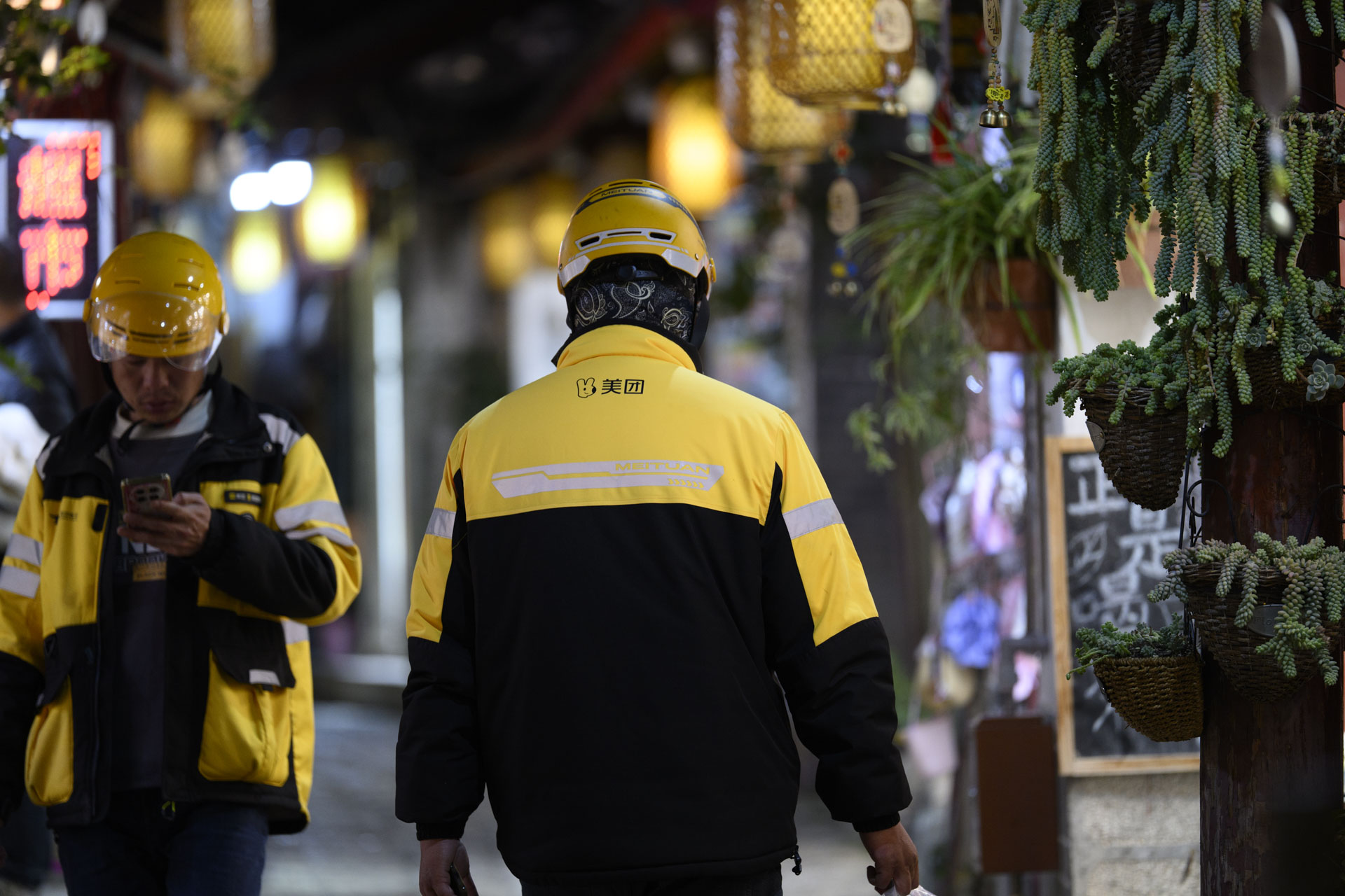 Nikon Z 70-200mm f/2.8 VR S II image gallery: a street scene at night in the Yunnan province of China