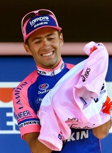 A perfect fit: Simoni and the maglia rosa.