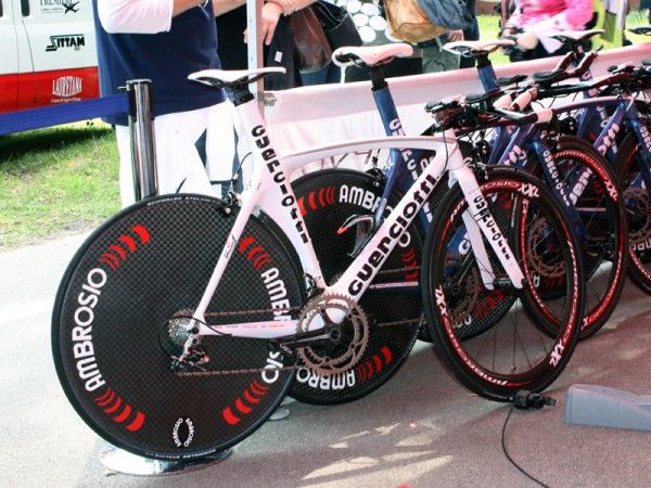 The Giro d'Italia also provided a good opportunity for the Serramenti PVC Diquigiovanni-Androni Giocattoli riders to exercise their Guerciotti time trial bikes.
