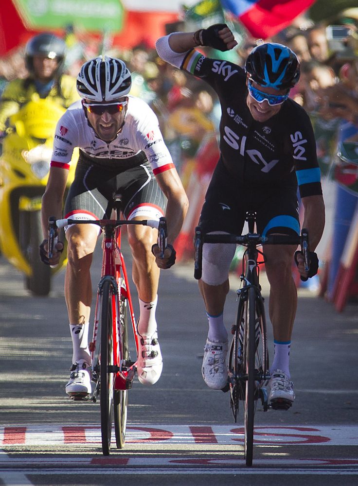 Nicolas Roche (Team Sky) beats Haimar Zubeldia (Trek) for the stage 18 win.