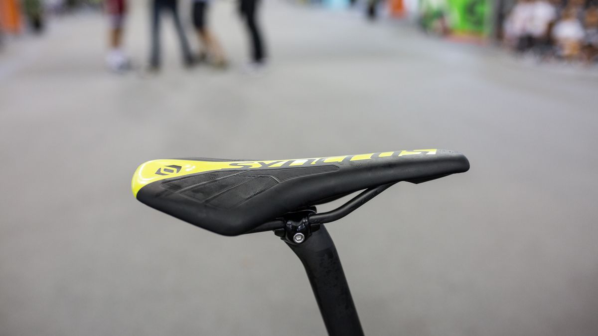 Syncros XR1.5 saddle in team colours
