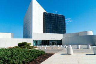 نمای بیرونی کتابخانه و موزه ریاست جمهوری جان اف کندی در بوستون