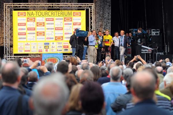 The fans and media at the post-Tour crit