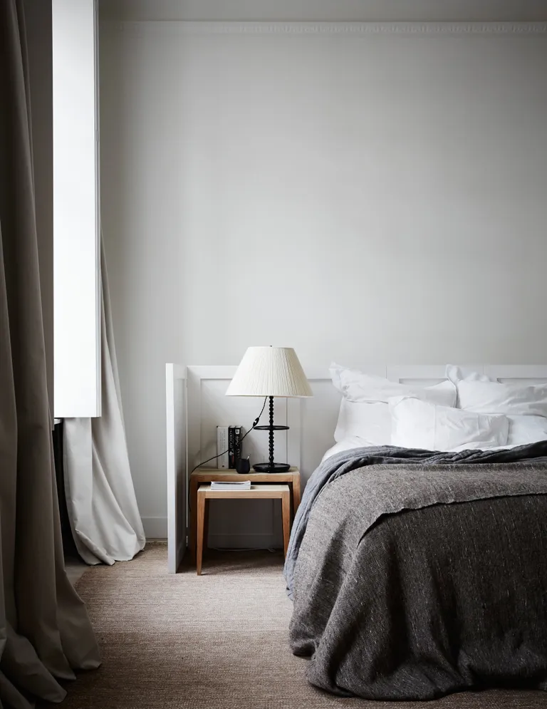Neutral bedroom with jute carpet