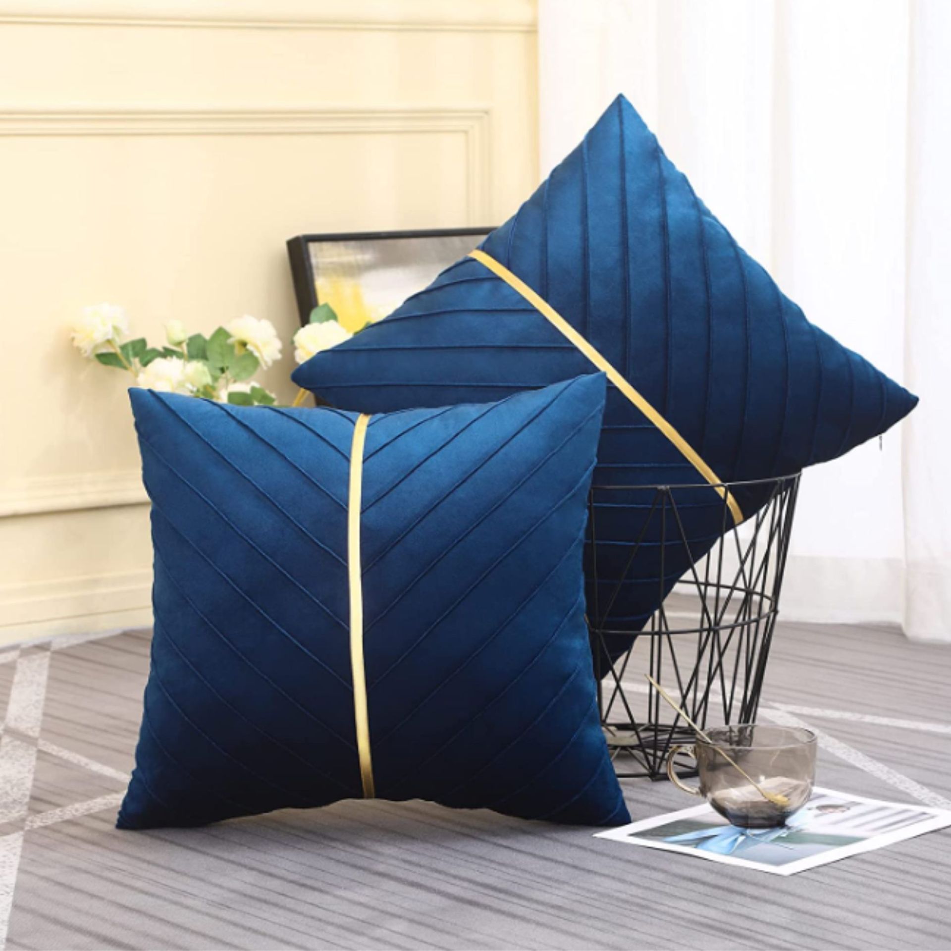 Dua bantal biru tua di lantai