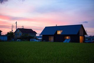 Farm House of Winds and Fire in dusk, a modern farmhouse by Takeshi Ikeuchi in Japan