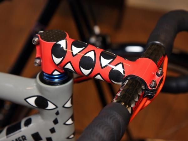 The AX-Lightness stem is painted to match on this Ruegamer.