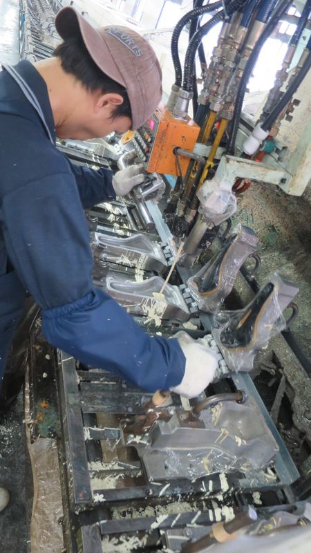 The saddle moulds looks like a messy business, but its actually very precise in practice