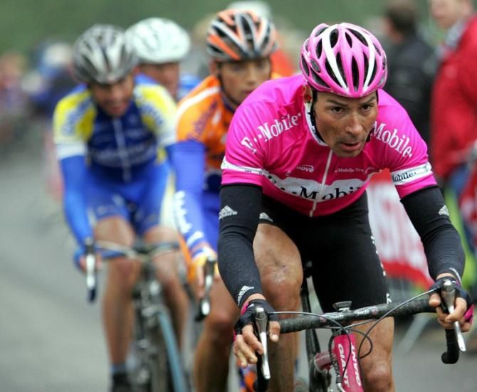Erik Zabel leads a group in the 2005 edition