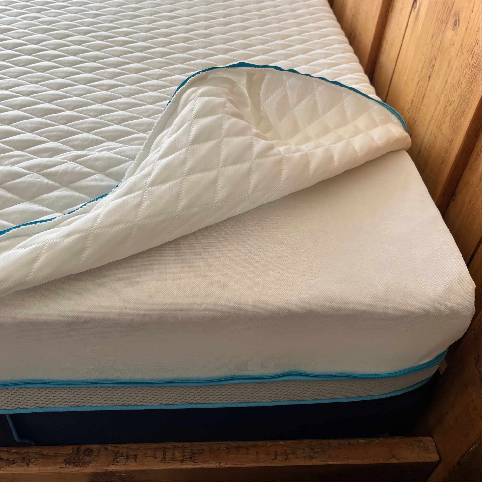 The Simba Hybrid Luxe Mattress has a removable, washable cover