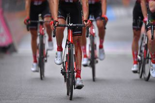 Tom Dumoulin finishes stage 4 of the Giro d'Italia with blood pouring from his knee