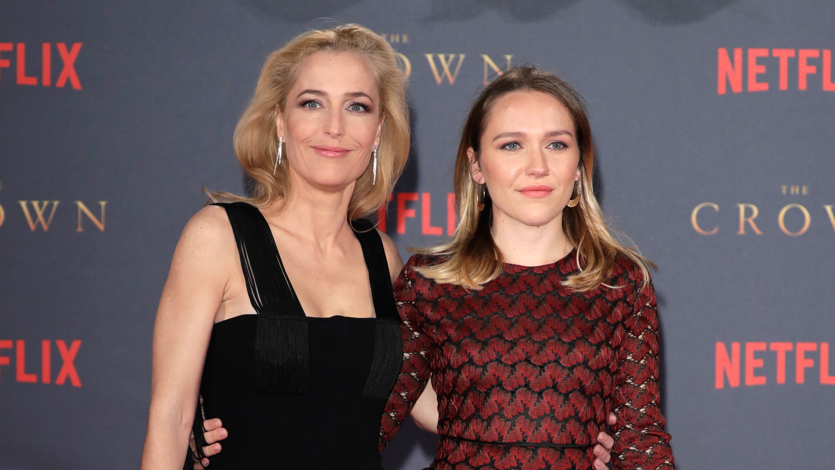 Herečka Gillian Anderson (vlevo) a její dcera Piper (vpravo) se zúčastní světové premiéry 2. sezóny Netflixu 