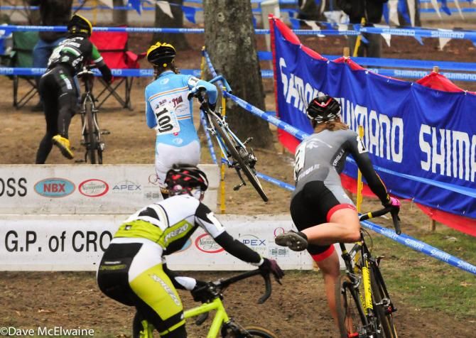 Elite Women chasing the leaders on lap two.