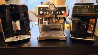 Testens tre espressomaskiner side om side - Melitta Barista TS Smart, DeLonghi La Specialista EC9355 og Philips LatteGo 5400
