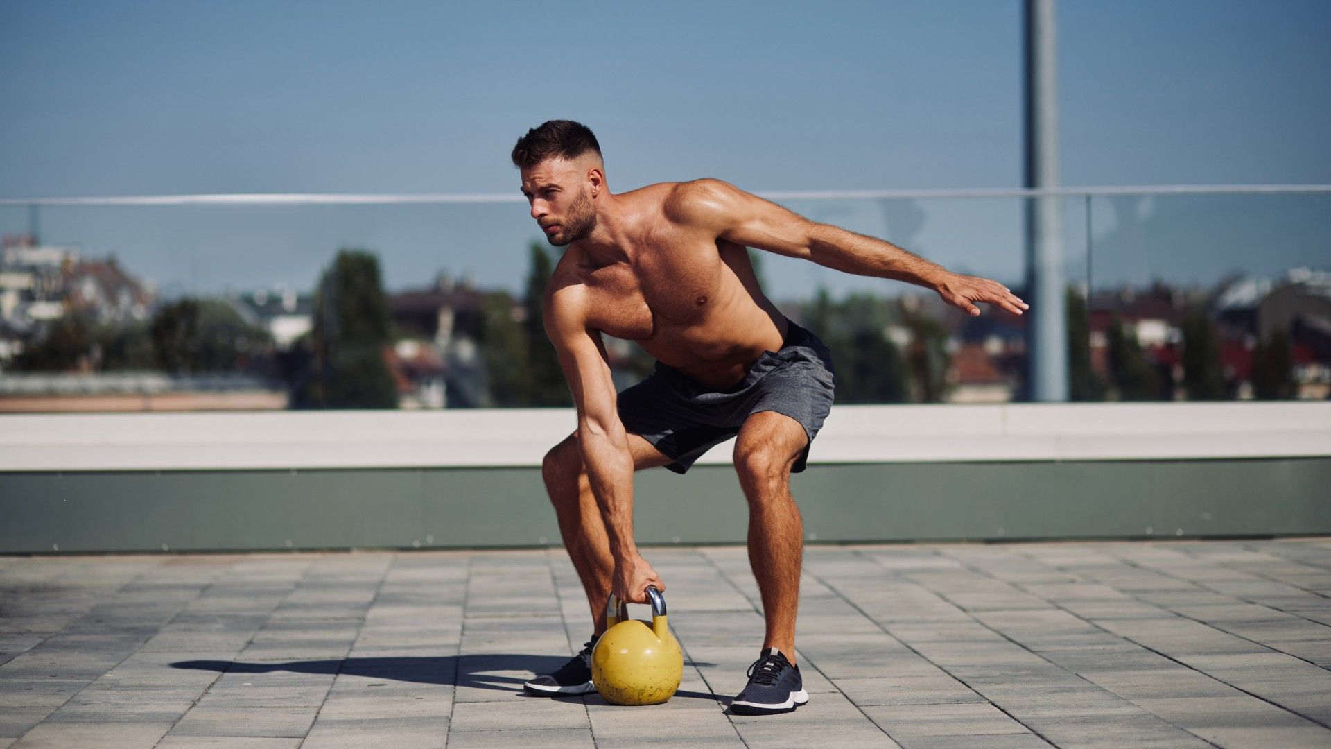 3 best kettlebell exercises for chiseling back and biceps muscles