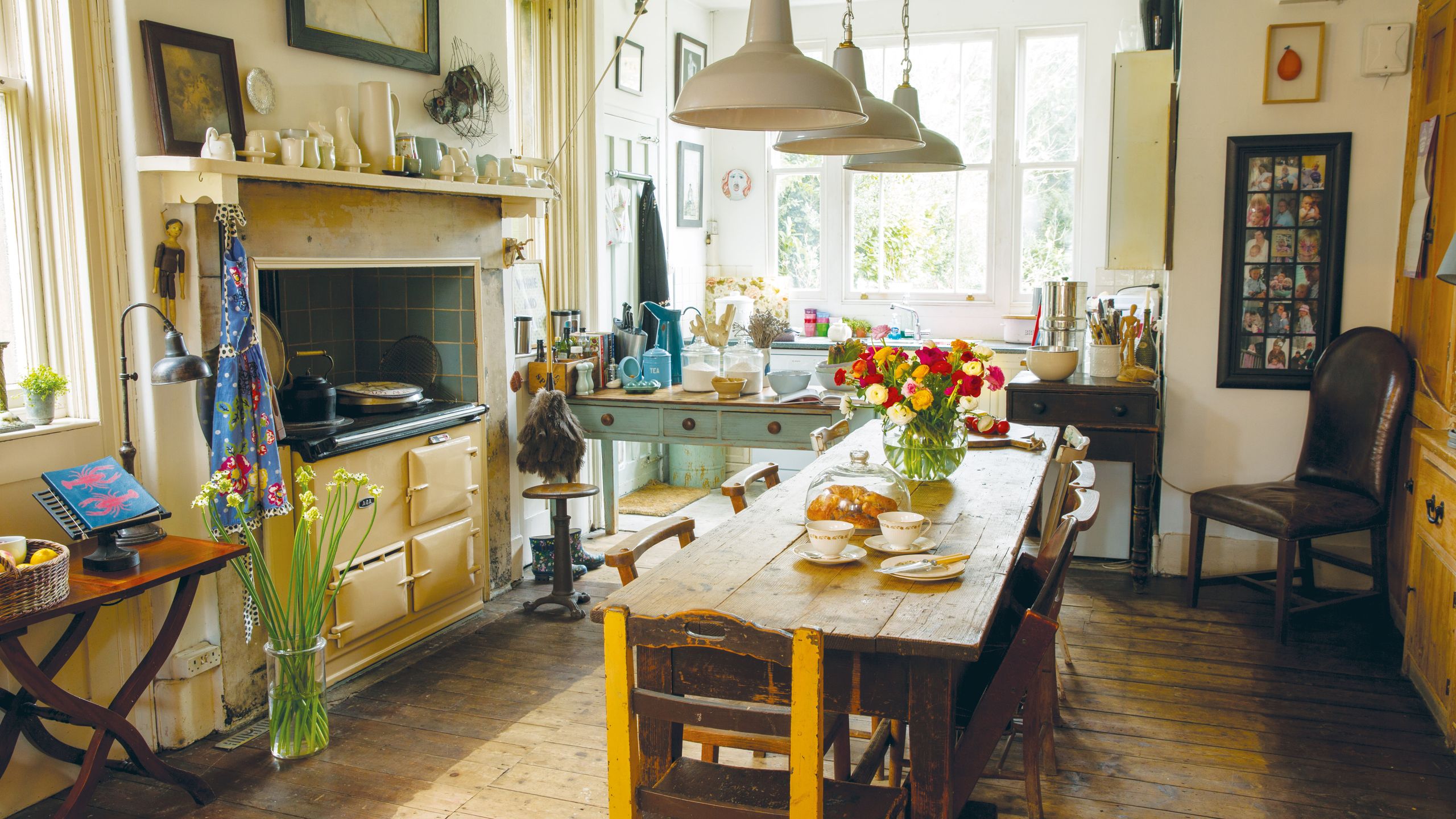boerderij-stijl keuken met vintage stukken in Victoriaanse villa