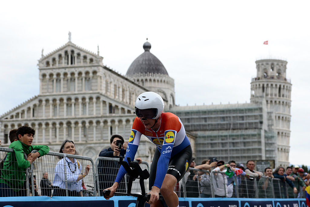 Lidl-Trek's Dutch rider Daan Hoole finishes the 10th stage of the 108th Giro d'Italia cycling race of 28.6kms individual time-trial from Lucca to Pisa on May 20, 2025. (Photo by Luca Bettini / AFP)