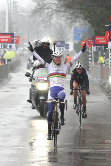 World champion Marianne Vos (Rabobank-Liv Giant) wins the Ronde van Drenthe for the third straight year.