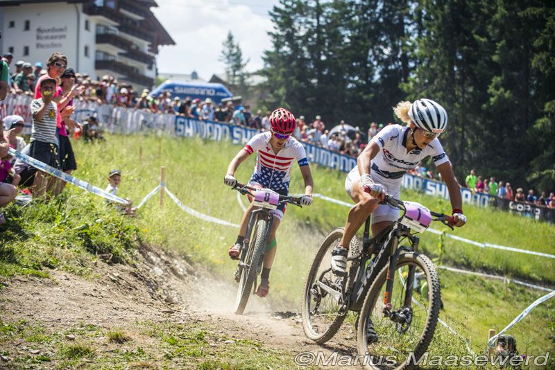 Jolanda Neff (Stoeckli Pro Team) leads Lea Davison (Specialized Racing) later in lap five