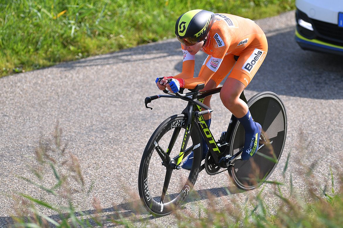 Annemiek van Vleuten pushes on for victory