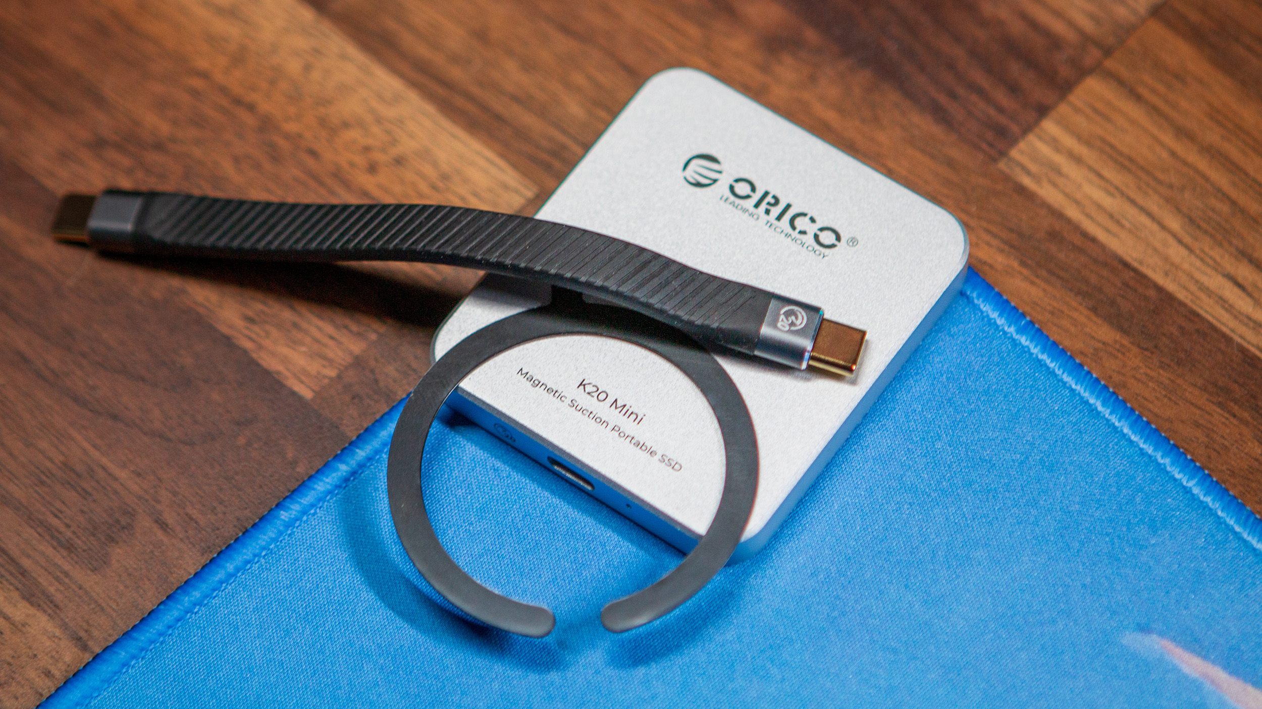 ORICO K20 Mini with included cable and MagSafe adapter