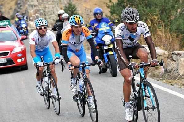 Christophe Riblon (AG2R La Mondiale), Daniel Martin (Garmin-Slipstream) and Eduard Vorganov (Xacobeo Galicia) in a break