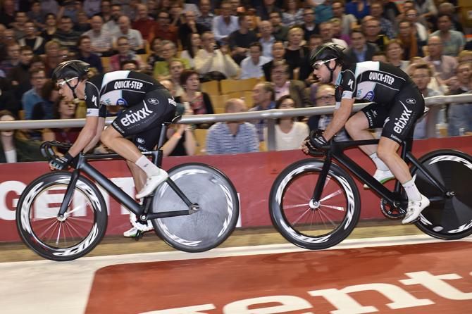 Iljo Keisse leads Mark Cavendish out on track