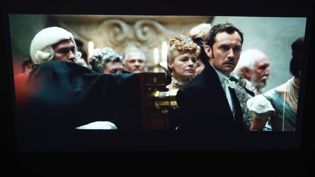 Epson Lifestudio Flex Plus projected movie images